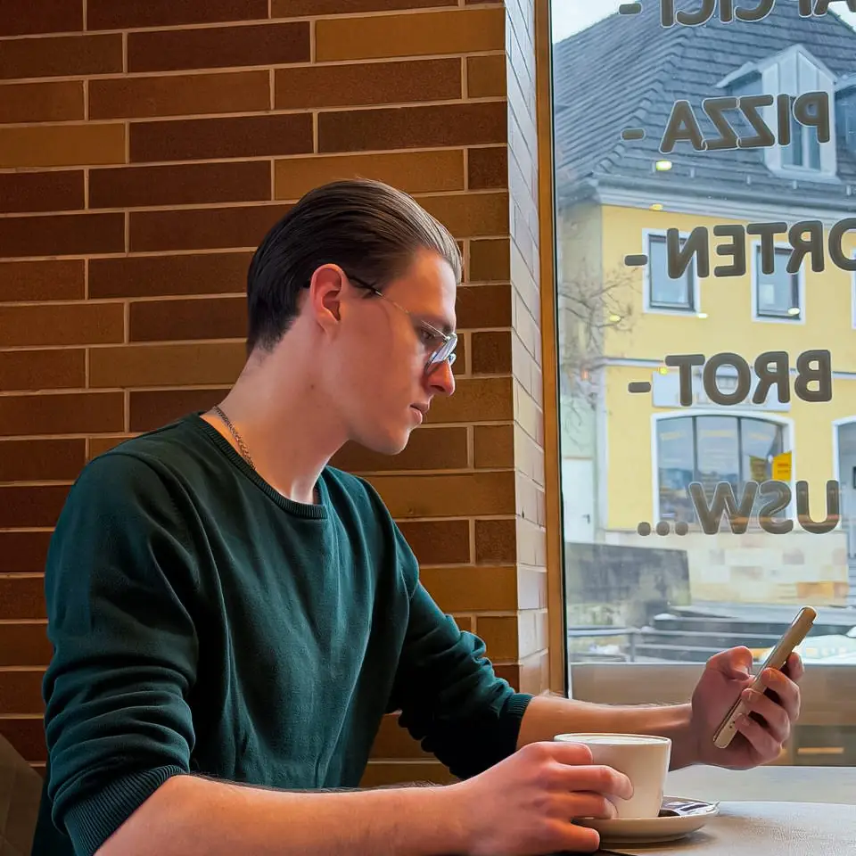 Geld verdienen beim Kaffee trinken: Wie strategische Beratung ein Café vom Stillstand zum Stadtgespräch machte